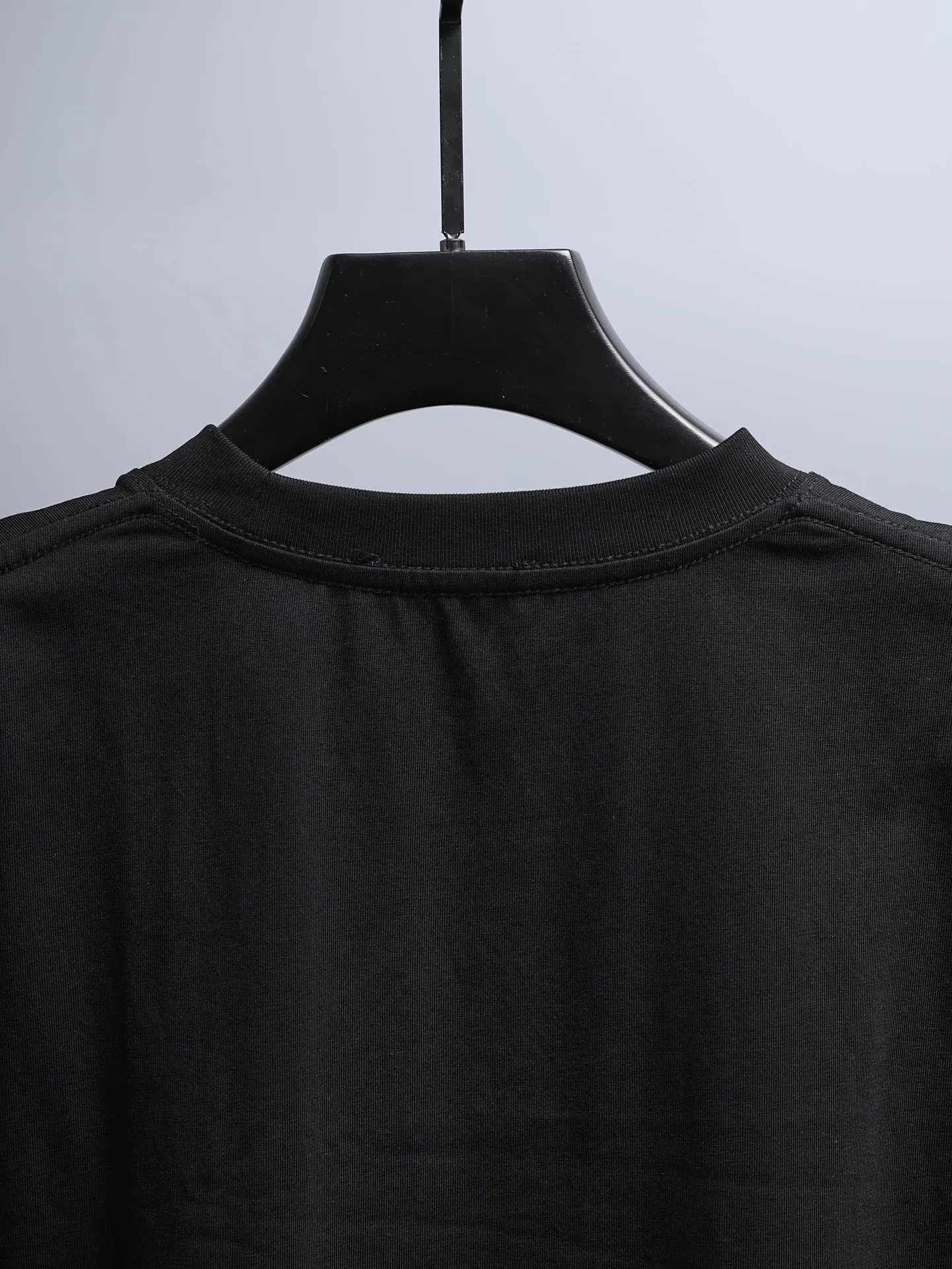 Ami* 2꯭0꯭2꯭6 new spring and summer model ❤️ original ⌚️ higher version Ami fabric is made of 280g high-density pure cotton, does not deform and does not shrink. Process introduction: double thread movement, imported high-quality embroidery on the chest 🪡 process Color: Black SIZE: S-XXL